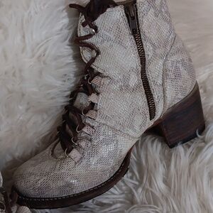 Boots, DEVIN, size 9, leather upper, leather lining,leather sole, made in Mexico